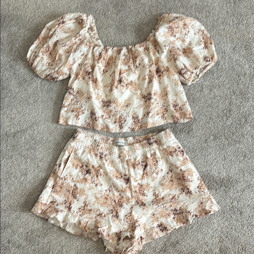Abercrombie Floral Puff Sleeve Top and Shorts Set medium top large bottom